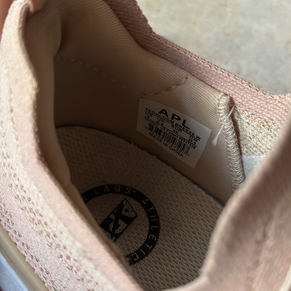 Like New! Women’s APL Techloom Breeze Sz9
Athletic Propulsion Labs - Picture 4 of 4